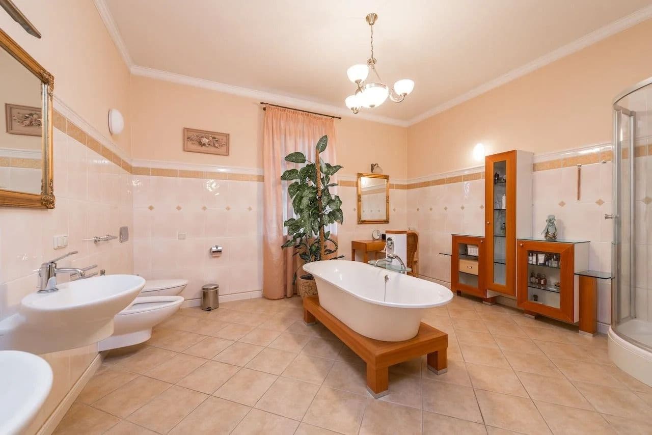 interesting-bathroom