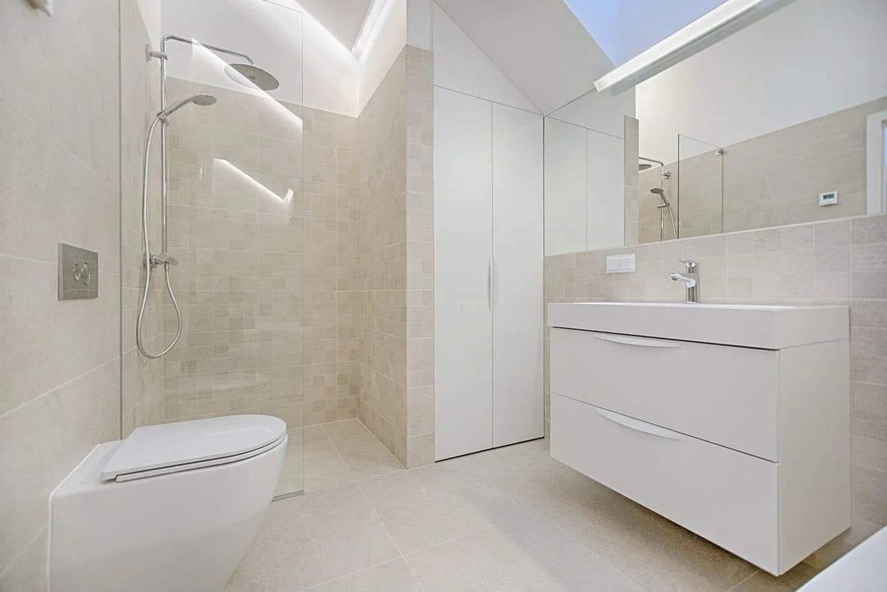 sleek-modern-bathroom