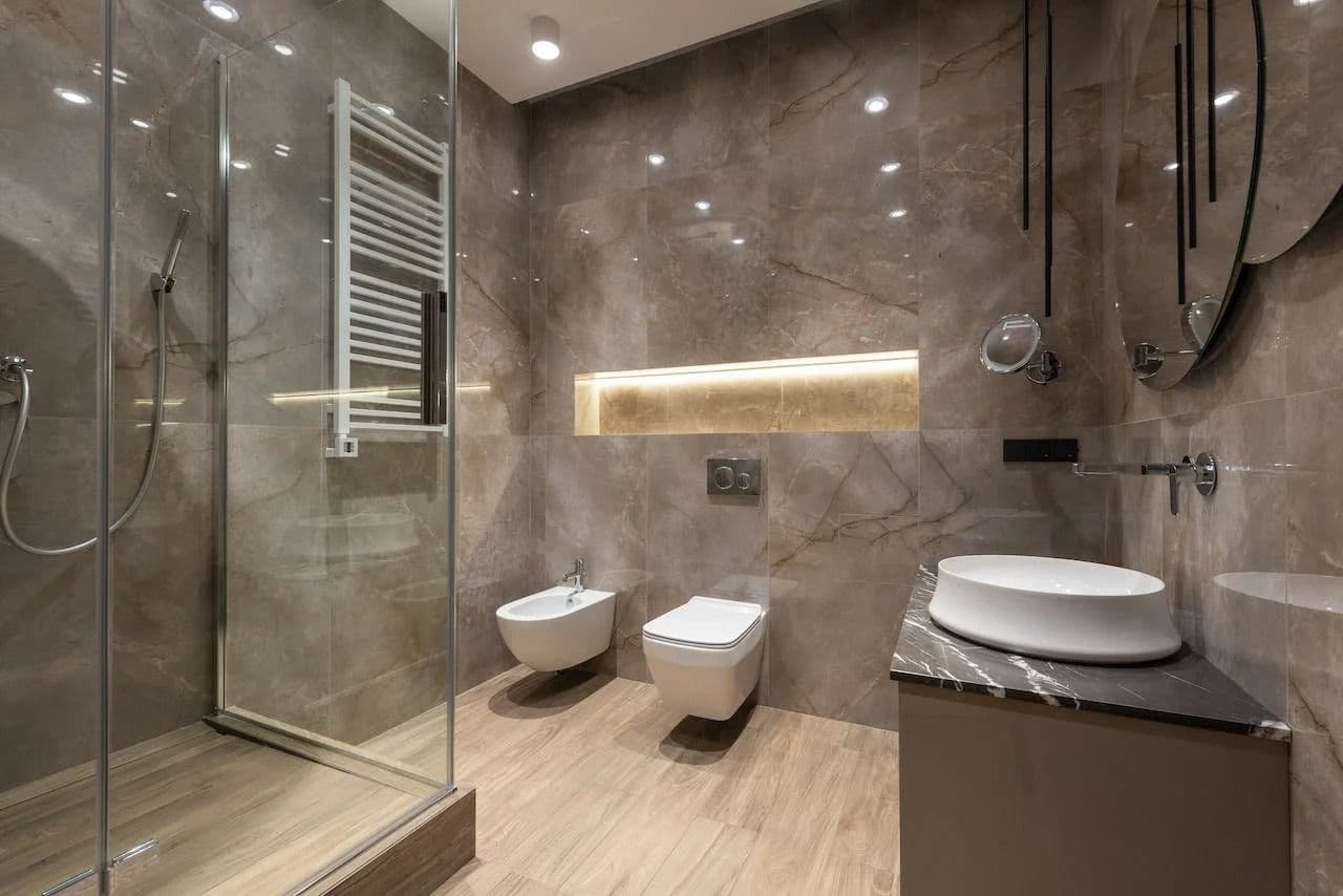 large-marble-tile-warm-tones-bathroom